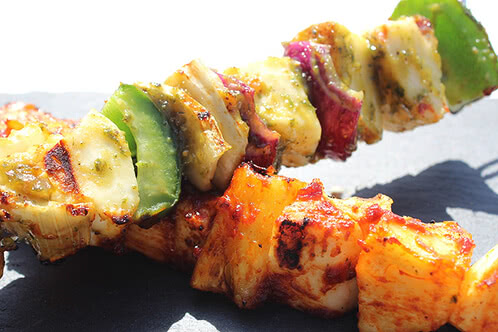 Resepti: Halloumi-grillivarta – tuoreita yrttejä